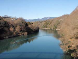 弁天橋から相模川上流の段丘地形を望む